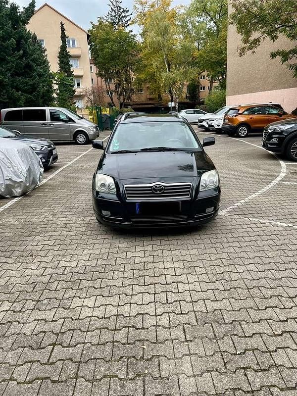 Schwarz Gebraucht 2004 Toyota Avensis Sol Kombi | 3.000 € (Fairer Preis) - Bild 1/4