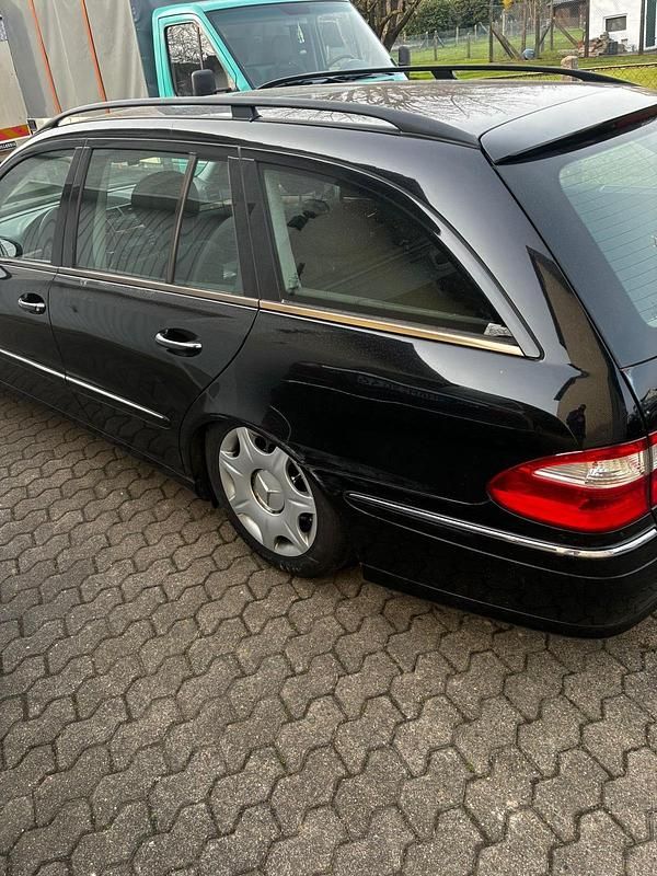 Gebraucht Mercedes E220 150 PS (110 kW) 2005 Schwarz Limousine