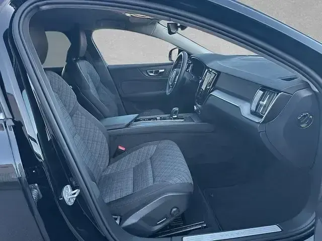 Gebraucht Volvo V60 Core 197 PS (144 kW) 2025 Schwarz Kombi
