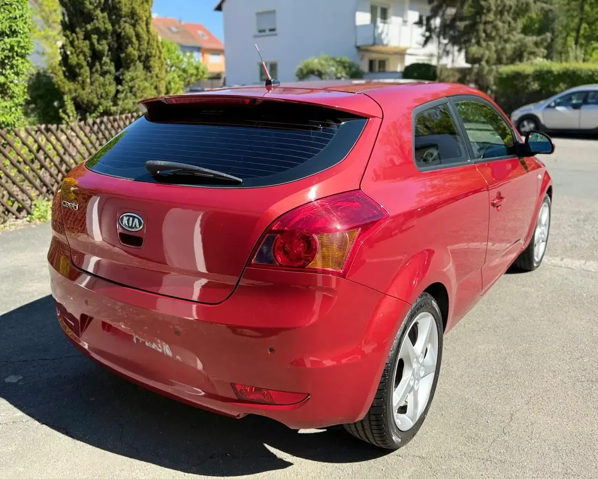 Używany Kia Ceed 143 KM (105 kW) 2008 Czerwony Hatchback