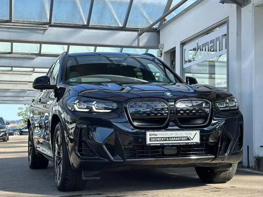 Gebraucht BMW iX3 Shadowline 210 kW (286 PS) 2023 M carbonschwarz (metallic) SUV
