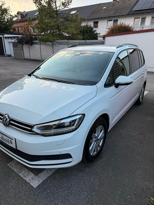Weiß Gebraucht 2019 VW Touran Highline Van / Kleinbus | 20.900 € (Guter Preis) - Bild 1/4