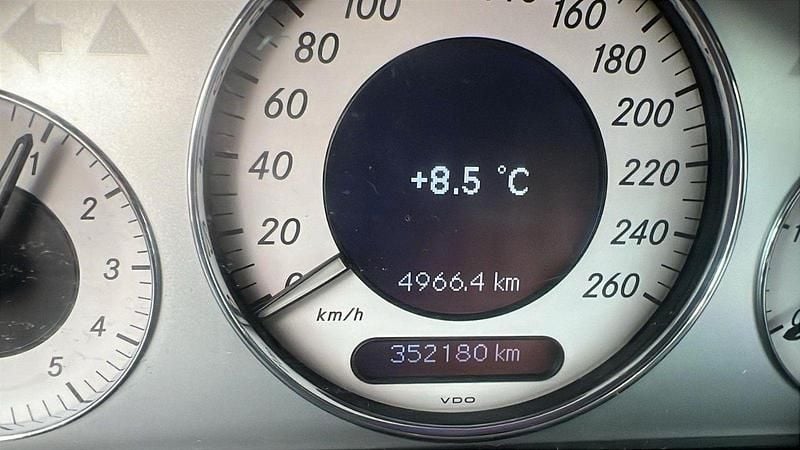 Gebraucht Mercedes E220 Avantgarde 150 PS (110 kW) 2005 Schwarz Kombi