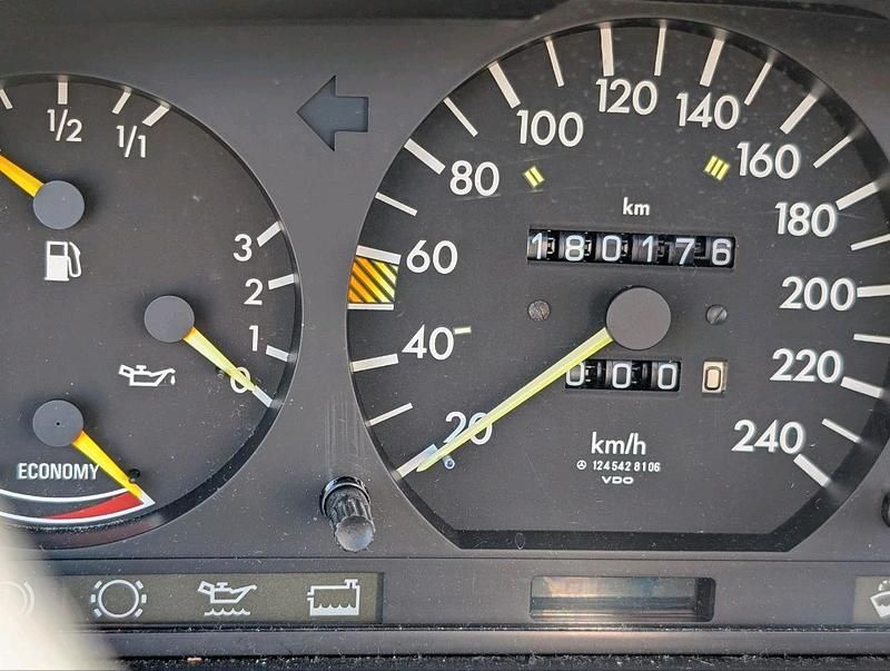 Gebraucht Mercedes E260 160 PS (117 kW) 1987 Weiß Limousine