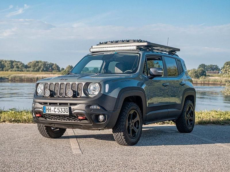 Grau Gebraucht 2018 Jeep Renegade Trailhawk SUV | 27.990 € - Bild 1/4