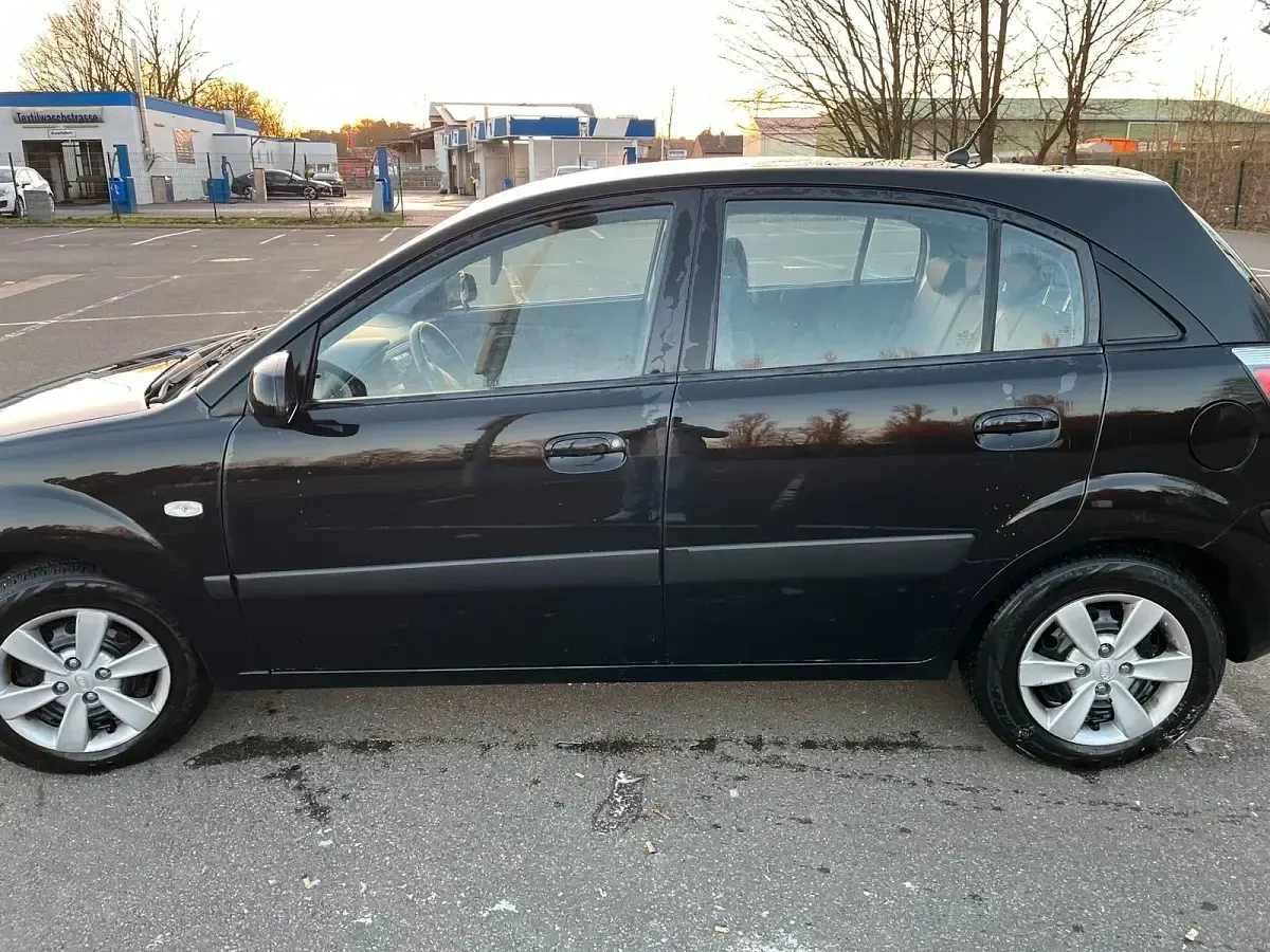 Używany Kia Rio 100 KM (73 kW) 2009 Czarny Hatchback