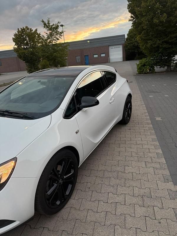 Gebraucht Opel Astra GTC 140 PS (102 kW) 2015 Weiß Coupé