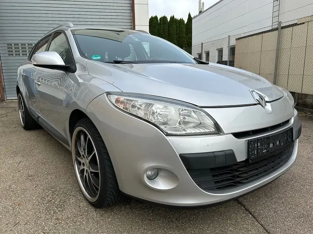 Gebraucht Renault Mégane Expression 106 PS (77 kW) 2011 Silber Limousine