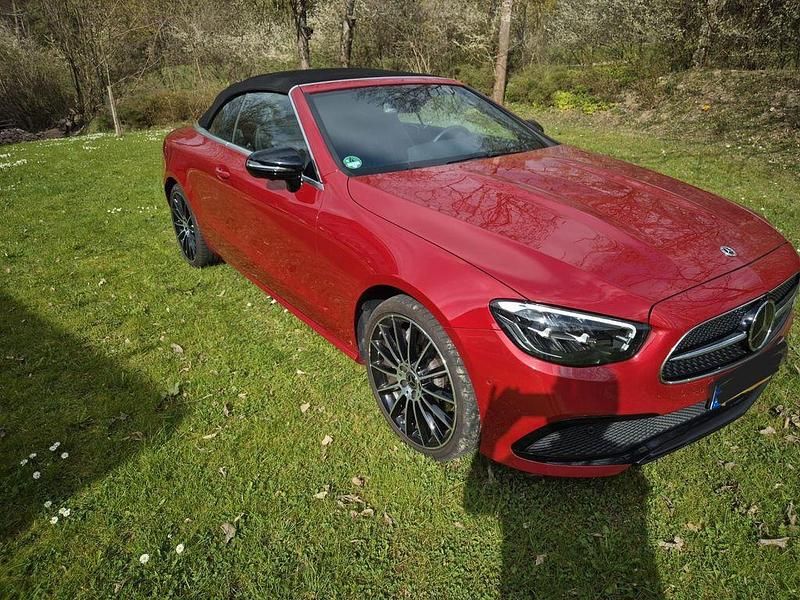 Gebraucht Mercedes E220 Avantgarde 194 PS (142 kW) 2022 Rot Cabrio