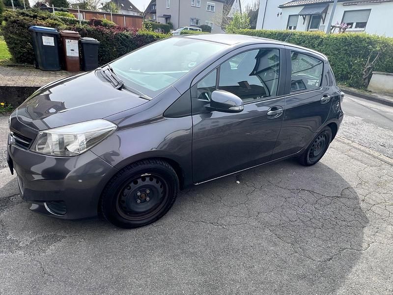 Gebraucht Toyota Yaris 69 PS (50 kW) 2014 Grau Kleinwagen