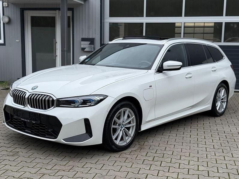 Weiß Gebraucht 2023 BMW 330e M Sport Kombi | 38.350 € (Guter Preis) - Bild 1/4