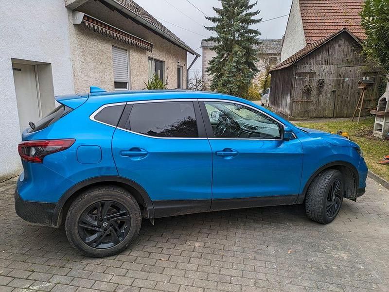 Blau Gebraucht 2017 Nissan Qashqai N-Connecta SUV | 18.500 € (Etwas zu teuer) - Bild 1/4