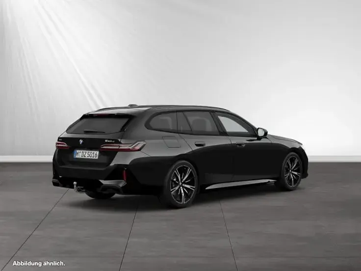 Gebraucht BMW 520 M Sport 197 PS (144 kW) 2025 Black sapphire metallic Kombi