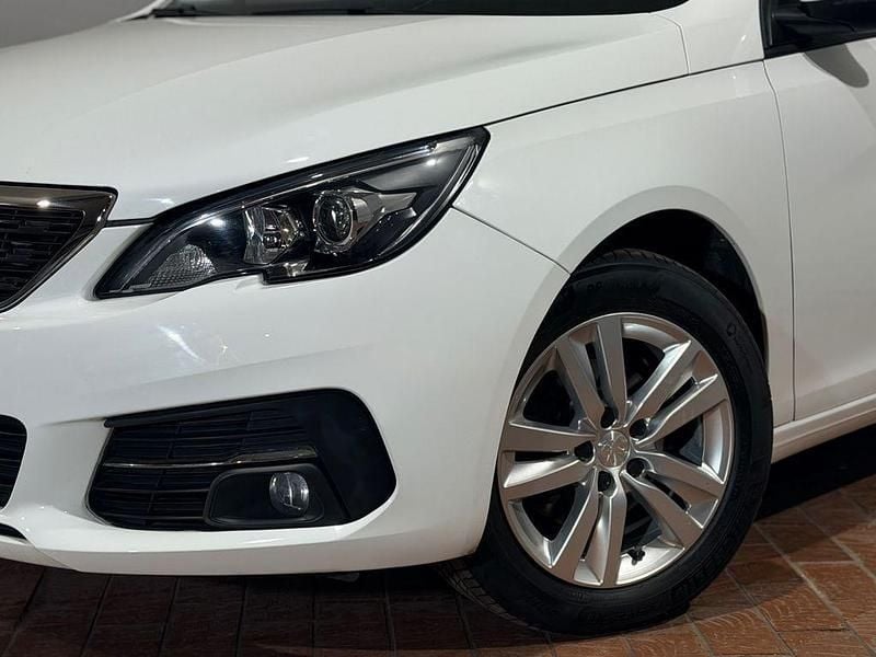 Gebraucht Peugeot 308 Active 131 PS (96 kW) 2021 Blanc banquise Limousine