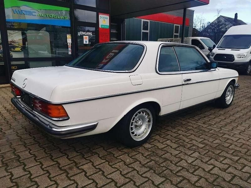 Gebraucht Mercedes 230 136 PS (100 kW) 1981 Weiß Coupé