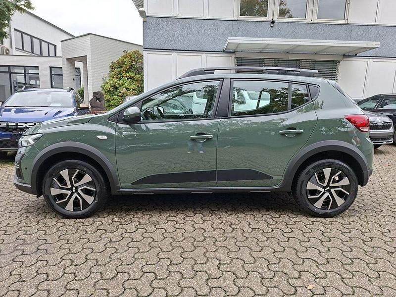 Neu Dacia Sandero Expression 91 PS (66 kW) 2025 Safari grün Kleinwagen