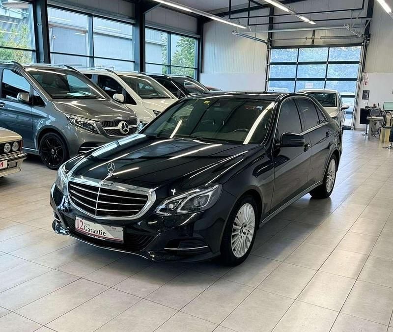 Obsidianschwarz metalliclack Gebraucht 2017 Mercedes E220 Limousine | 19.900 € (Fairer Preis) - Bild 1/3