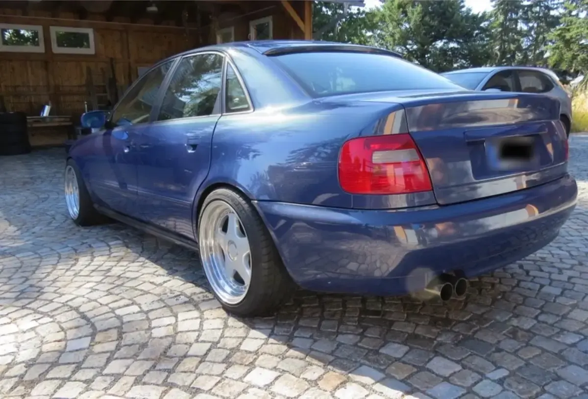 Używany Audi A4 150 KM (110 kW) 1995 Niebieski Sedan/Limuzyna