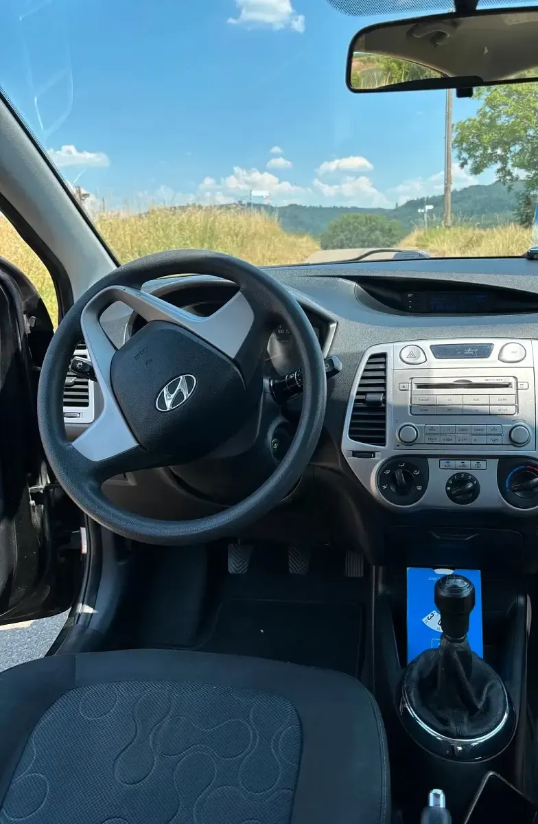 Gebraucht Hyundai i20 77 PS (56 kW) 2012 Schwarz Kleinwagen
