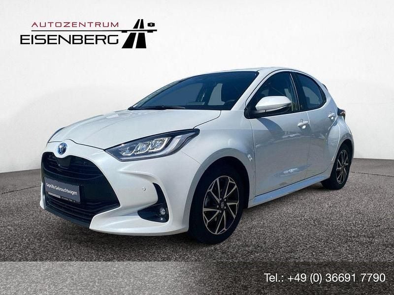 Weiß Gebraucht 2022 Toyota Yaris Hybrid Team Limousine | 17.930 € (Guter Preis) - Bild 1/4