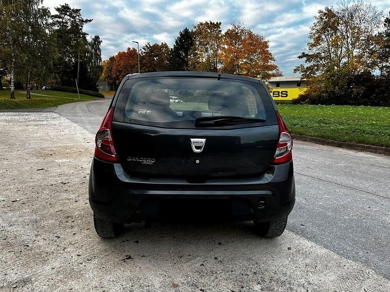 Grau Gebraucht 2010 Dacia Sandero Limousine | 1.250 € (Superpreis) - Bild 1/4