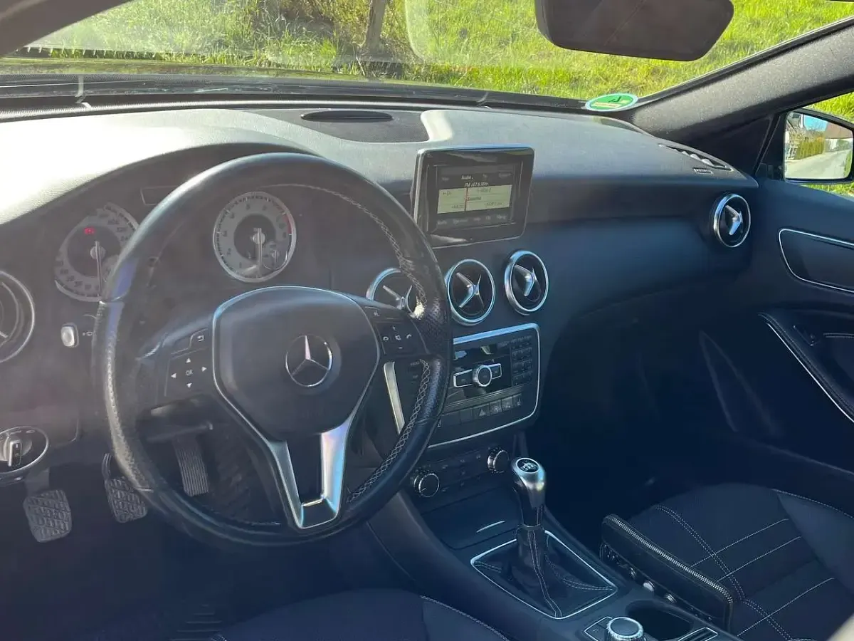 Gebraucht Mercedes A200 Urban 156 PS (114 kW) 2014 Schwarz Kleinwagen