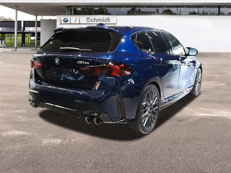 Ny BMW M135 Shadowline 300 HK (220 kW) 2026 Blå Hatchback