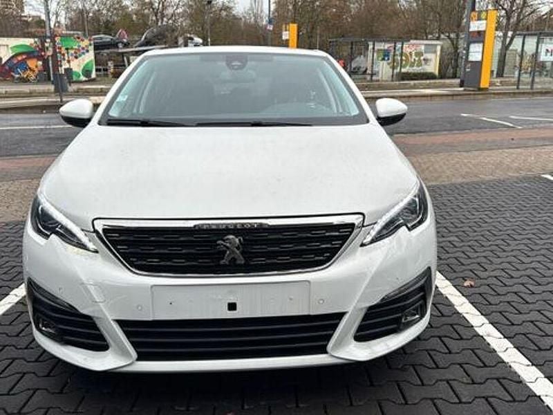 Gebraucht Peugeot 308 Allure 131 PS (96 kW) 2020 Weiß (blanc banquise) Limousine