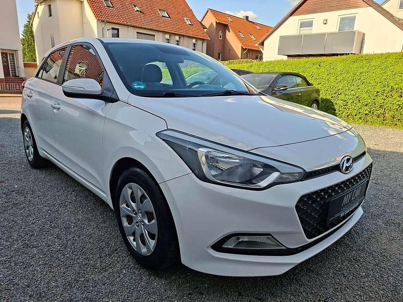 Polar white Gebraucht 2017 Hyundai i20 Classic Kleinwagen | 5.899 € (Fairer Preis) - Bild 1/4