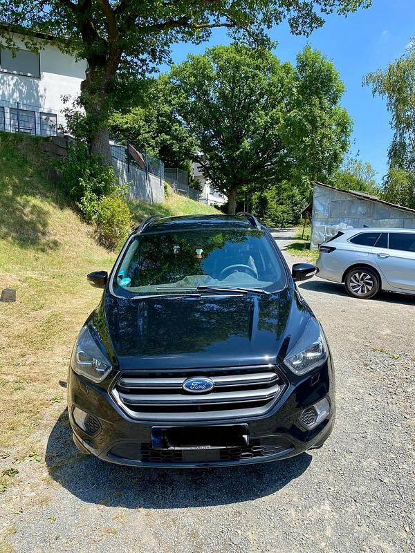 Schwarz Gebraucht 2018 Ford Kuga ST-Line SUV | 20.750 € (Etwas zu teuer) - Bild 1/4