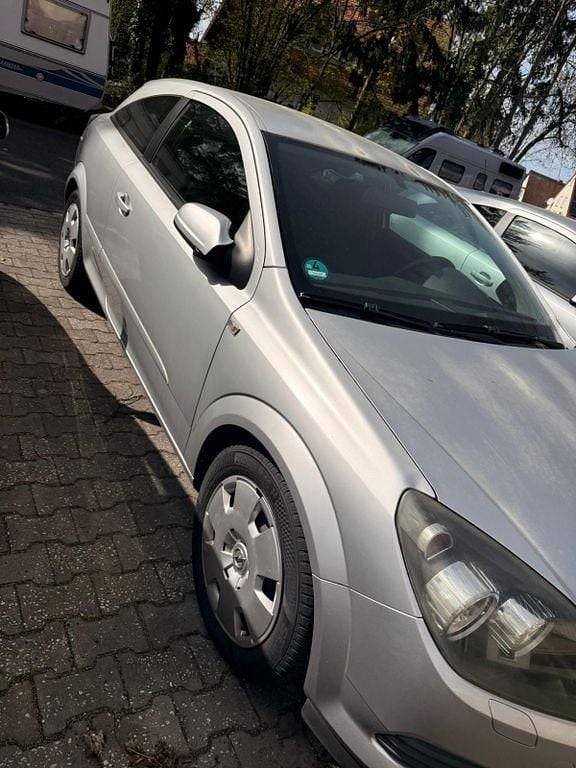 Usado Opel Astra 103 HP (75 kW) 2006 Prateado Coupé