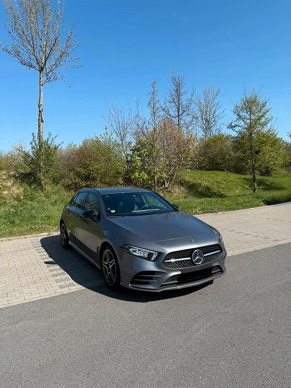 Grau Gebraucht 2020 Mercedes A180 AMG line Limousine | 24.999 € - Bild 1/4