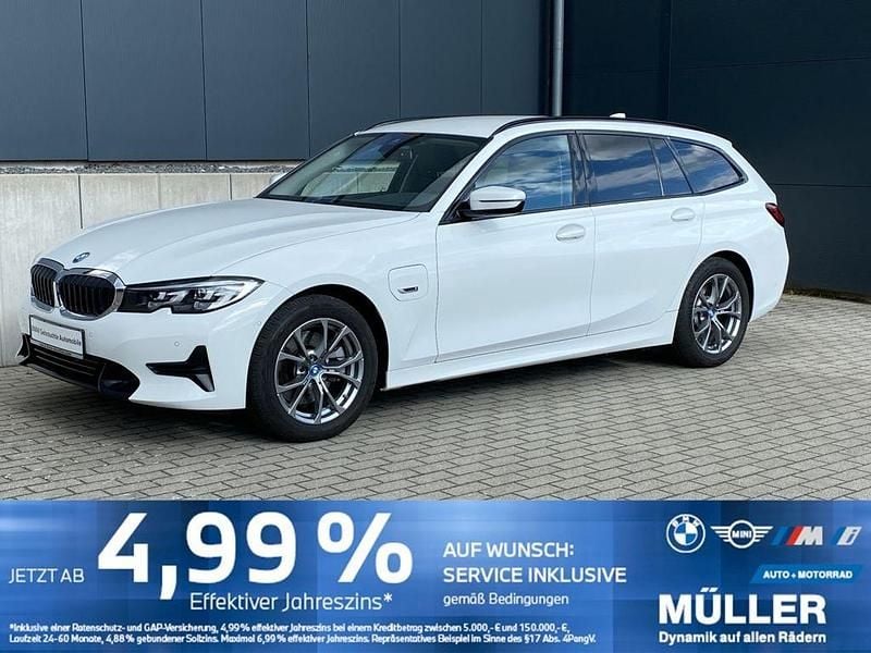 Alpin weiß Gebraucht 2022 BMW 320e Sport Line Kombi | 26.588 € (Guter Preis) - Bild 1/4