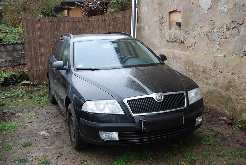 Schwarz Gebraucht 2005 Skoda Octavia Kombi | 2.500 € - Bild 1/4
