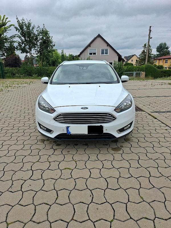 Weiß Gebraucht 2016 Ford Focus Kombi | 5.000 € (Superpreis) - Bild 1/4