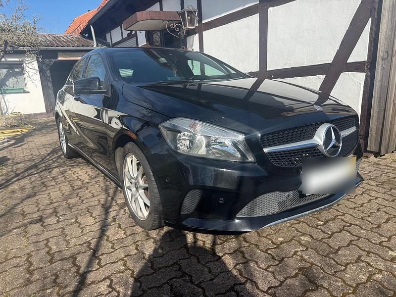 Gebraucht Mercedes A200 136 PS (100 kW) 2016 Schwarz Limousine