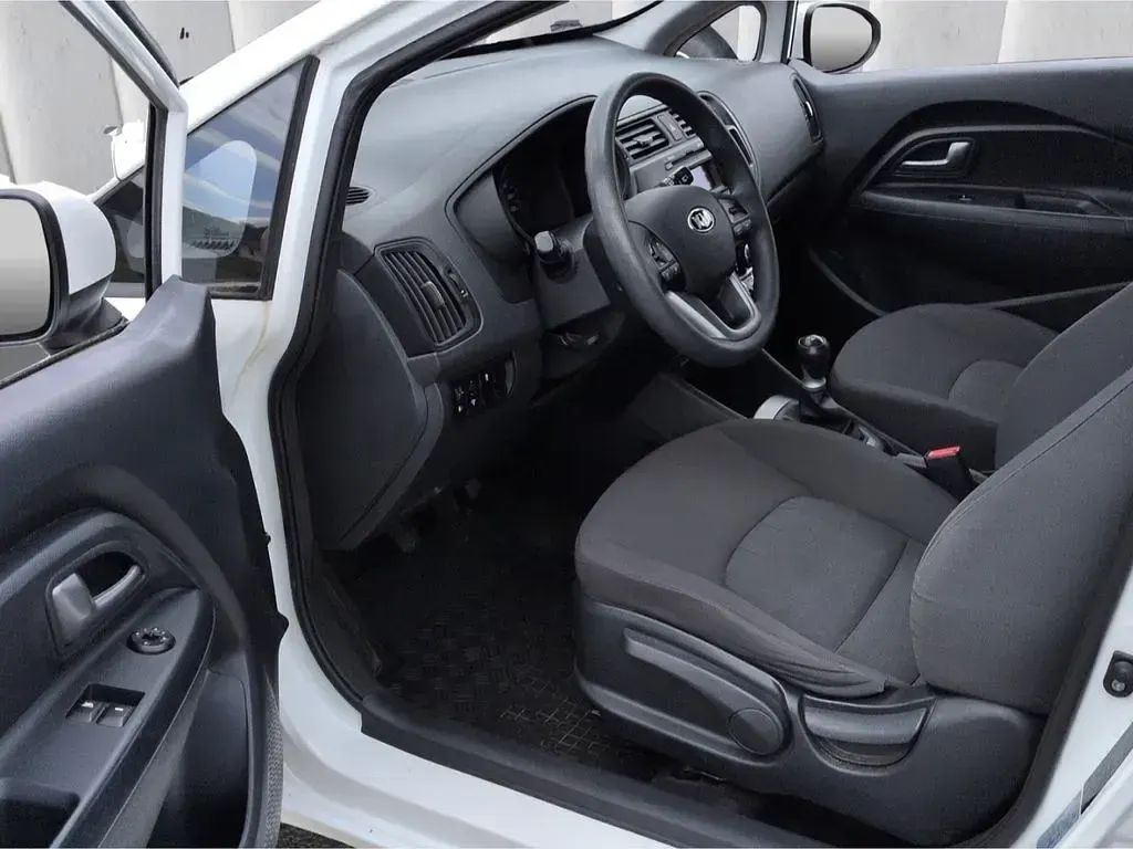 Gebraucht Kia Rio Attract 86 PS (63 kW) 2014 Ud) clear white (weiss Kleinwagen