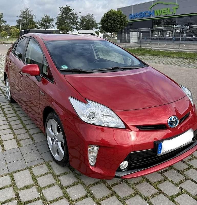 Rot Gebraucht 2012 Toyota Prius Life Kleinwagen | 10.690 € (Fairer Preis) - Bild 1/4