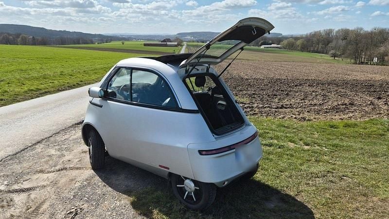 Usado Micro Microlino 13 kW (18 HP) 2024 Prateado Citadino