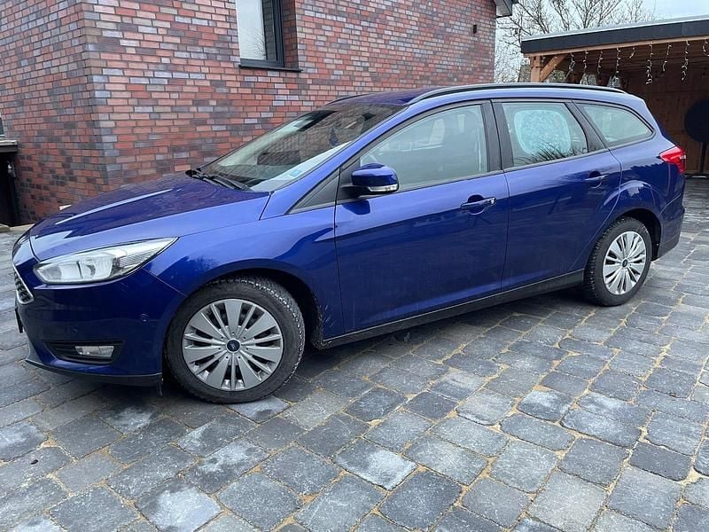 Blau Gebraucht 2017 Ford Focus Kombi | 7.999 € (Superpreis) - Bild 1/4