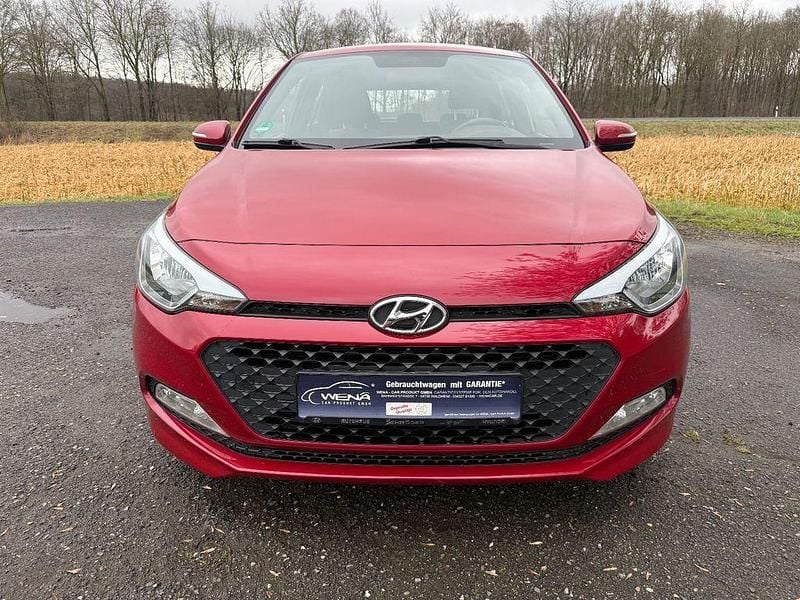 Gebraucht Hyundai i20 Classic 84 PS (61 kW) 2018 Rot Limousine