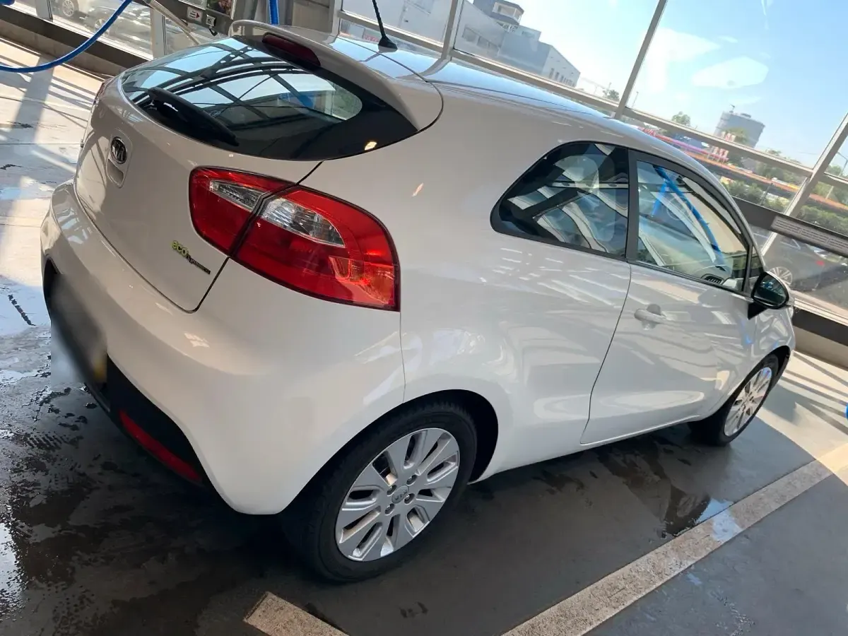 Gebraucht Kia Rio 75 PS (55 kW) 2012 Weiß Limousine