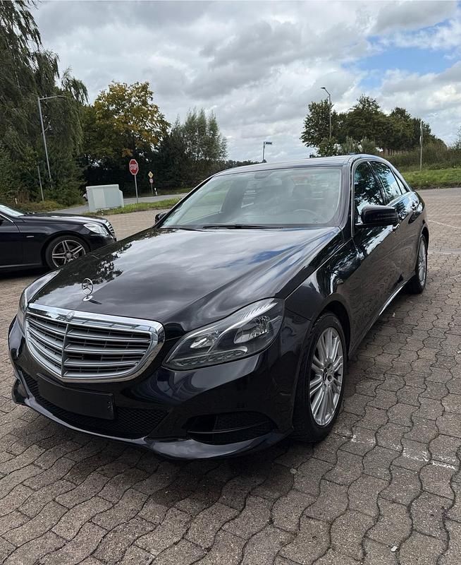 Schwarz Gebraucht 2016 Mercedes E200 Limousine | 8.700 € - Bild 1/4