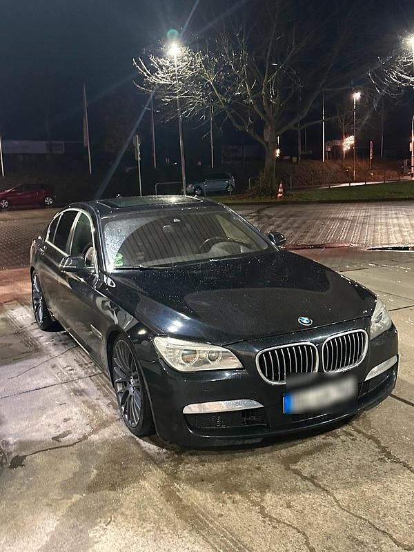 Schwarz Gebraucht 2012 BMW 740 Limousine | 11.999 € (Guter Preis) - Bild 1/4