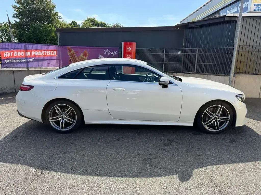 Używany Mercedes E300 AMG line 245 KM (180 kW) 2017 Biały Coupe