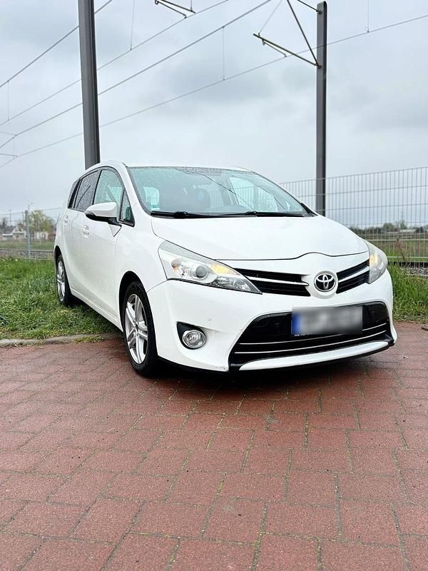 Gebraucht Toyota Verso 163 PS (119 kW) 2013 Weiß Van / Kleinbus
