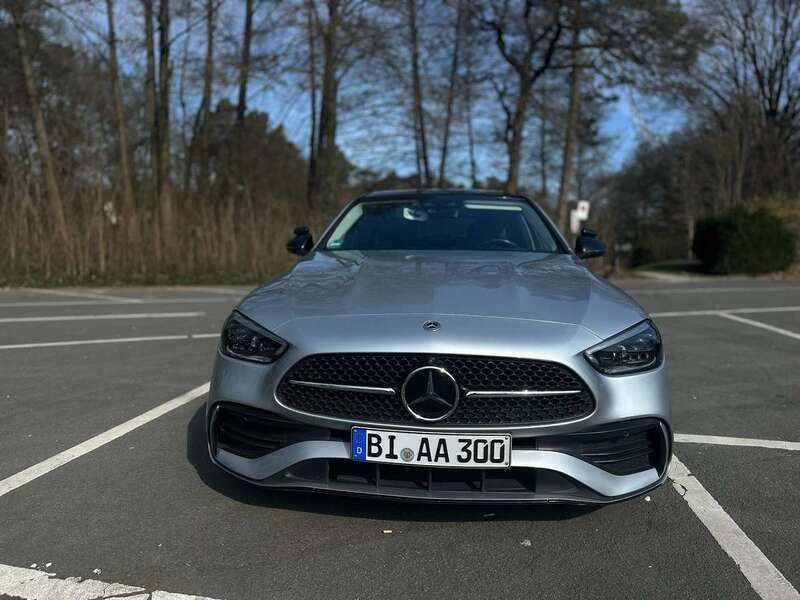 Grau Gebraucht 2022 Mercedes C300 AMG line Limousine | 42.000 € (Teuer) - Bild 1/4