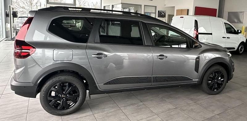 Neu Dacia Jogger Extreme 140 PS (102 kW) 2025 Grau Van / Kleinbus