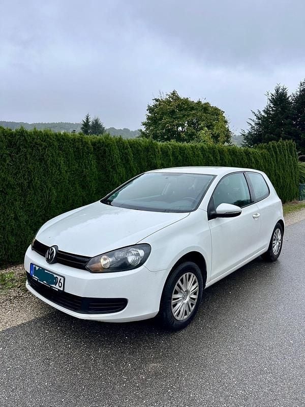 Weiß Gebraucht 2011 VW Golf VI Kleinwagen | 4.000 € (Fairer Preis) - Bild 1/4