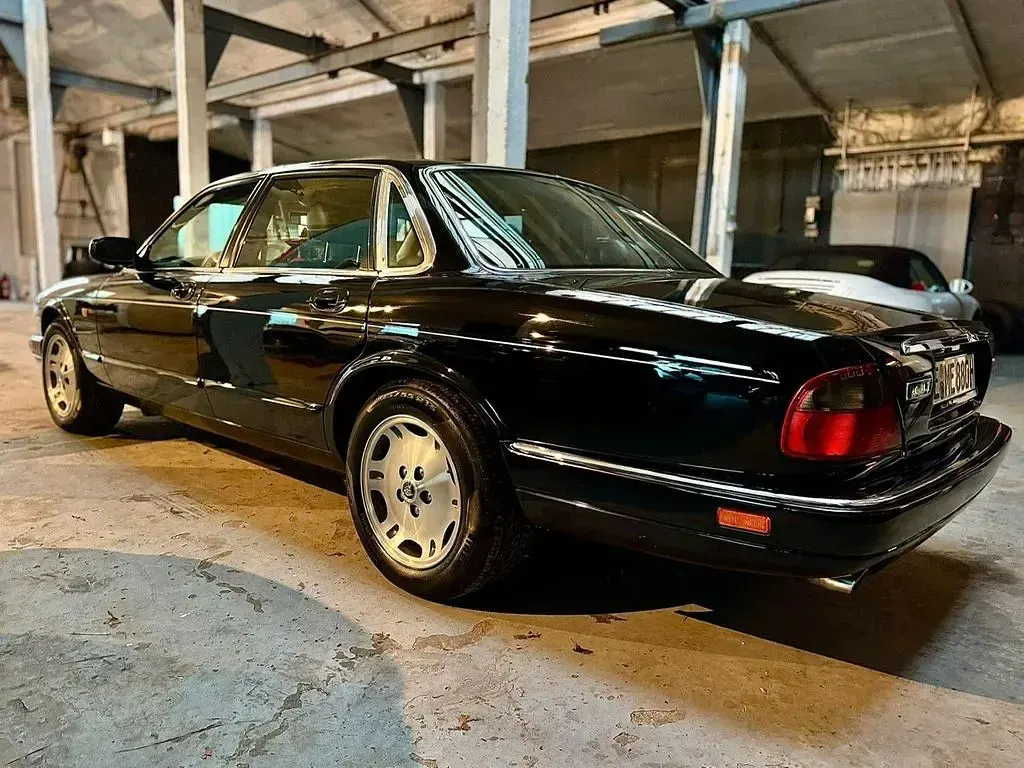 Używany Jaguar XJ6 Executive 211 KM (155 kW) 1995 Czarny Sedan/Limuzyna